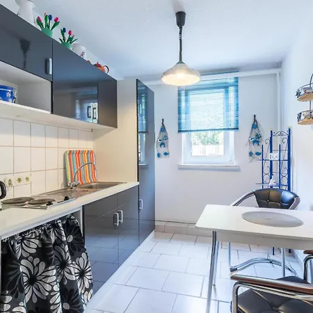 Grosse Mit Parkplatz Garten Und Terrasse *